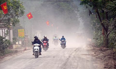 Nghệ An: Bụi bay mù mịt, che khuất tầm nhìn trên tuyến đường ĐT.534B đang thi công