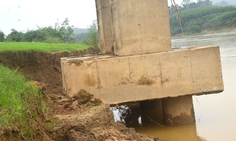 Nghệ An: Cầu treo bắc qua sông Con lộ móng cột trụ