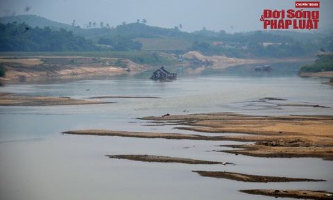 Nghệ An: Sông Con cạn trơ đáy, nhiều trụ cầu Đò Sen lộ móng