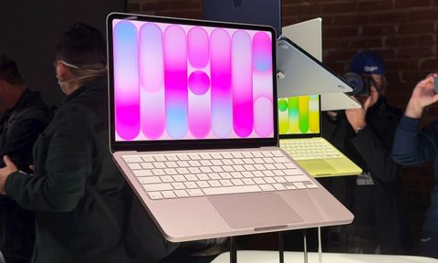 Khi cả ngành laptop Windows đồng loạt tăng giá 20%, Apple lại ra MacBook 16 triệu: chuyện 