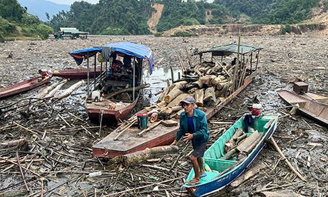 Ảnh: Cận cảnh rác 'bủa vây' đập phụ hồ thủy điện Hủa Na