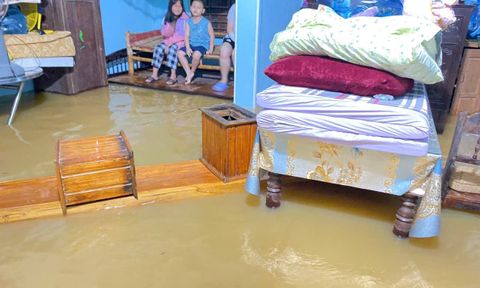 Mưa to ở Huế, nước lũ từ thượng nguồn về tràn qua Đập Đá