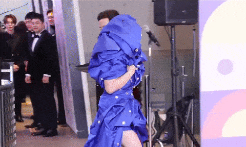 Ngôi sao quyền lực N. bị nhân viên đồng loạt 