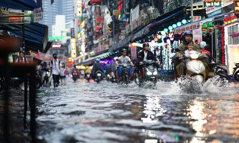 Mưa trái mùa chiều Noel, phố Bùi Viện ngập, người dân TP.HCM thấp thỏm kế hoạch xuống phố