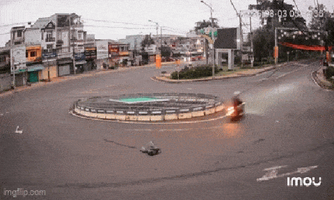 Đang chạy xe, người đàn ông ngã xuống đường, bất động: Soi camera phát hiện nguyên nhân lúc 1 giờ sáng