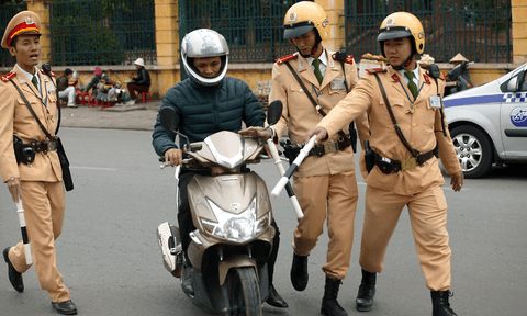 Nộp phạt vi phạm giao thông muộn có phải nộp thêm tiền lãi không? Bộ Công an trả lời