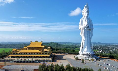 Cận cảnh ngôi chùa có tượng Quan Âm cao nhất Đông Nam Á ở Quảng Ngãi, từ đây có thể nhìn thấy cả đảo Lý Sơn