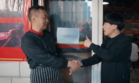  Họp lớp ở nhà hàng sang trọng, tưởng được “ăn chùa” nhờ bạn cũ đại gia, cả lớp ngỡ ngàng phút cuối vì bị chặn lại: Còn phải thanh toán 17 triệu đồng