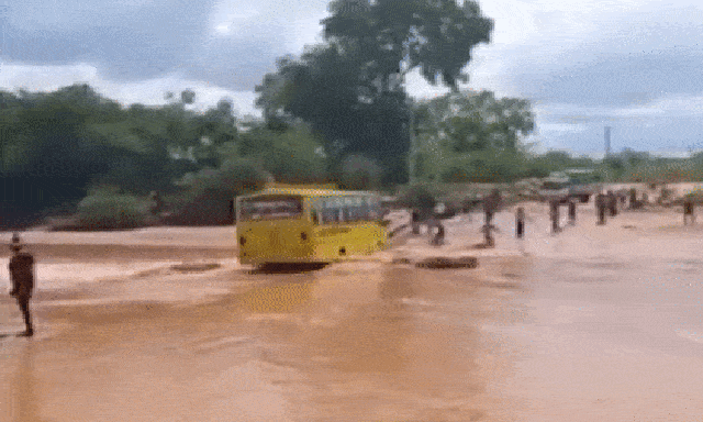 VIDEO: Xe dự đám cưới bị nước lũ cuốn trôi khi đang cố gắng qua cầu, ít nhất 23 người thiệt mạng