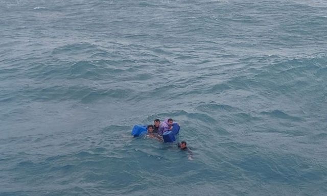 Tàu chìm, 4 ngư dân ôm can nhựa trôi suốt 6 giờ trên biển