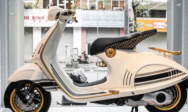 Vespa 946 Christian Dior - Xe tay ga 700 triệu thì đổ xăng đầy bình hết bao nhiêu tiền?