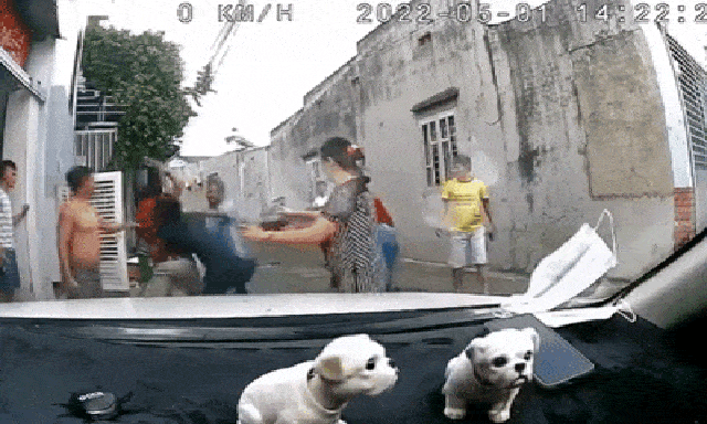 Tranh chấp lối đi trong con ngõ nhỏ, 'bà chị' rút giày cao gót phang tới tấp đối thủ