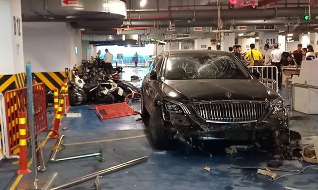 Vụ Mercedes Maybach tông hàng loạt xe máy trong hầm chung cư: Bảo vệ nhận lỗi thay?