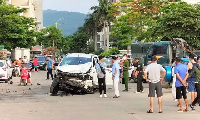 Tai nạn hi hữu: Hàng chục ô tô đỗ bên đường bị xe bán tải đâm toạc đầu