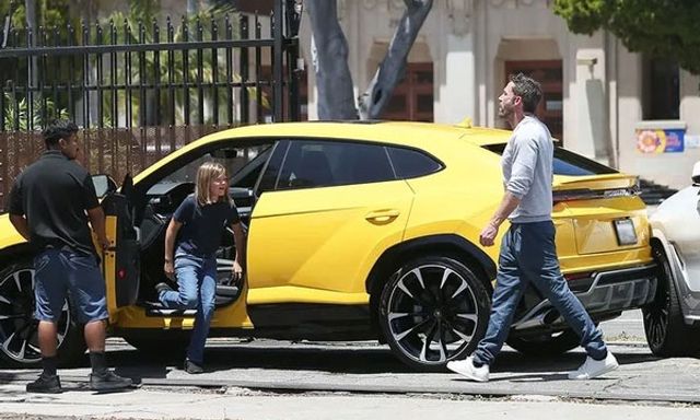 Con trai 10 tuổi của Ben Affleck gây tai nạn khi thử lái siêu xe Lamborghini