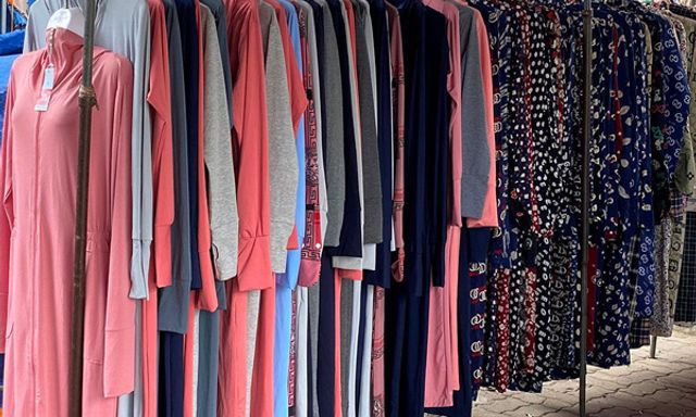 Nắng nóng gay gắt, tiểu thương Hà Nội hốt bạc triệu mỗi ngày nhờ bán áo chống nắng