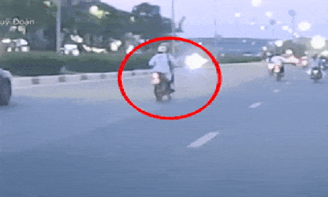 Video: Vướng áo chống nắng bị ngã, người phụ nữ liên tiếp bị xe khác chồm qua