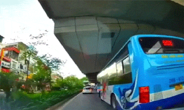 Pha quay xe bất thành của ba thanh niên và kí hiệu cảm ơn của viên CSGT khiến người đi đường thích thú