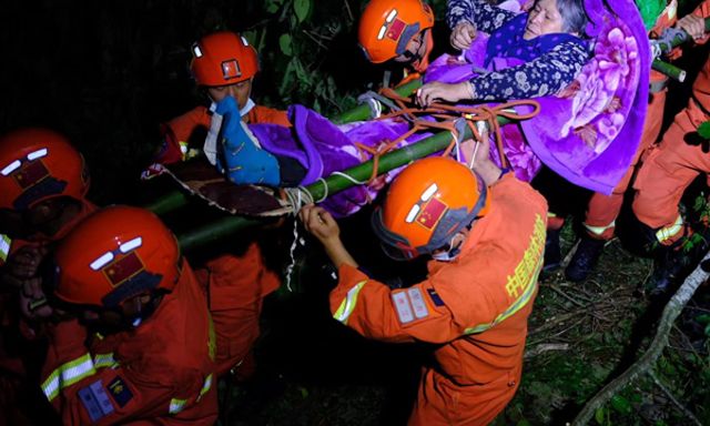 Động đất ở Trung Quốc: Lực lượng cứu hộ 'liều mình' đi qua cầu khỉ để cứu người