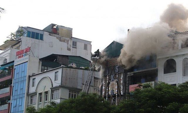 Vụ cháy quán karaoke khiến 3 chiến sĩ công an hi sinh: Khởi tố, bắt tạm giam chủ quán