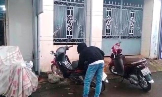Cậy cốp xe trộm 100 triệu đồng để trả nợ, nộp phạt cho bạn gái