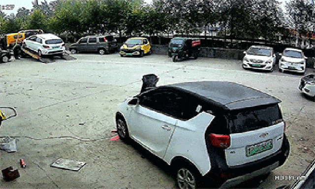 Lao cả người vào chiếc xe bị trôi dốc, người đàn ông tránh được tai nạn cho chiếc xế cưng