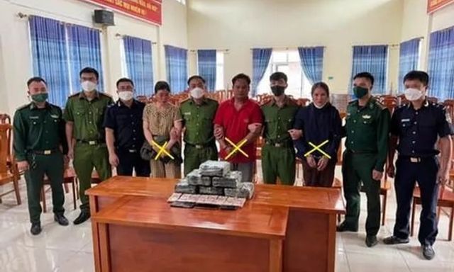 Bắt quả tang hai phụ nữ đang nhận 13kg ma túy từ tài xế người nước ngoài