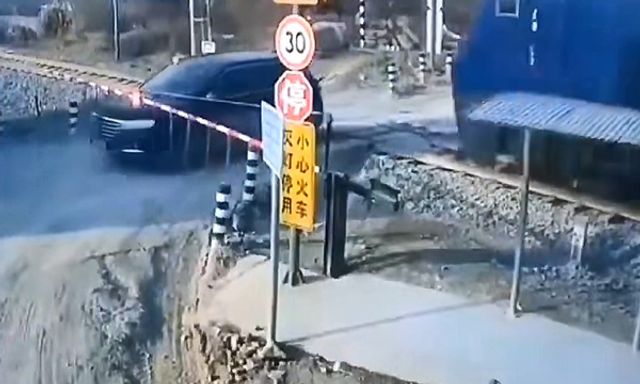 Clip: SUV suýt bị xe ben 'báo hại' khi đứng cạnh đường tàu