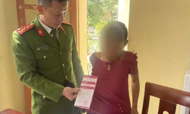 Nhận tin báo liên quan đến tội phạm rửa tiền, cụ bà mang 3 sổ tiết kiệm hơn nửa tỉ đồng gửi cho kẻ lừa đảo