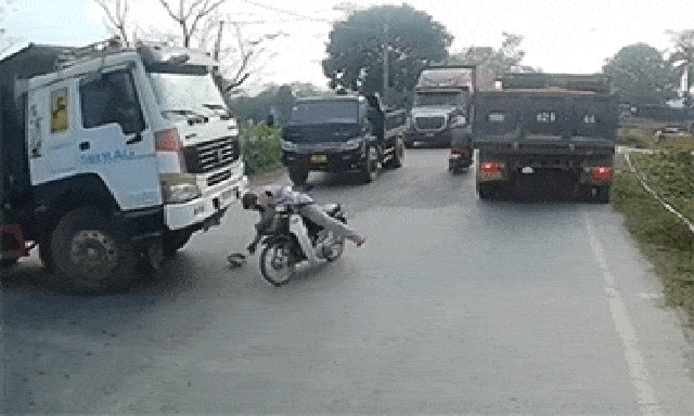 Nhặt món đồ người đi trước đánh rơi, tài xế xe máy suýt không được về nhà 'ăn Tết'