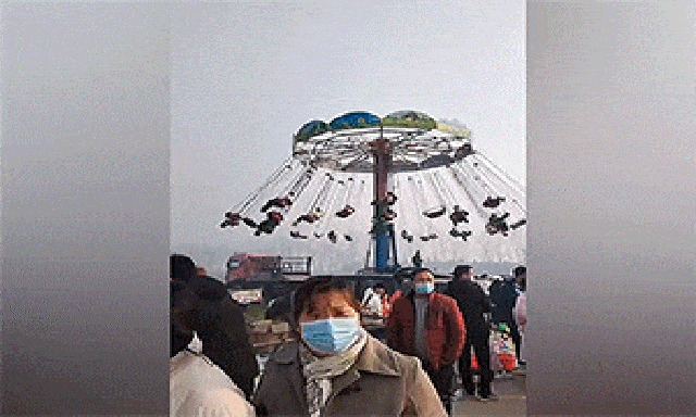 Vui xuân chơi Tết, khách tham quan gặp tai nạn hàng loạt trên chiếc đu quay