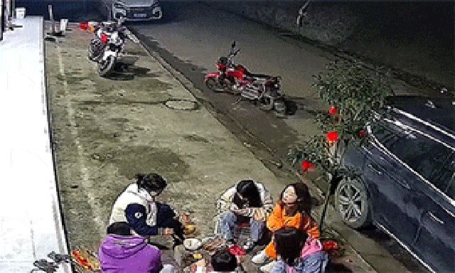 Cùng nhau sưởi ấm trong ngày đông giá rét, nhóm bạn trẻ bất ngờ gặp tai nạn khiến ai cũng ngỡ ngàng