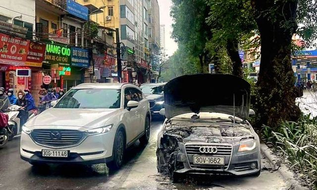 Xe sang Audi bốc cháy dữ dội trên phố Hà Nội