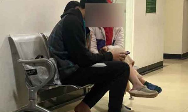 Làm dâu xa nhà gần 20 năm, vợ uất ức khi bị chồng đuổi ra khỏi cửa không mang nổi đôi dép, nửa đêm 3 mẹ con vật vạ ở đồn công an