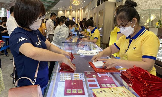 PNJ thu lãi 'khủng' hơn 300 tỷ đồng/tháng nhờ bán vàng vía Thần Tài