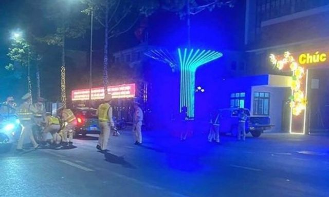 Bắt thanh niên 19 tuổi cố tình tông xe máy làm gãy chân cán bộ Cục CSGT