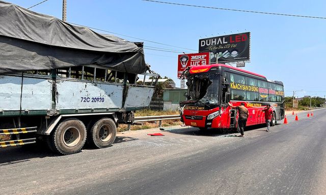 Tin tức tai nạn giao thông mới nhất ngày 2/4: Xe khách tông vào đuôi xe tải trên quốc lộ 1A