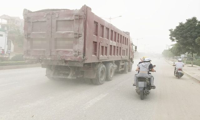 Xe ô tô chở vật liệu làm rơi vãi ra đường có bị xử phạt không?