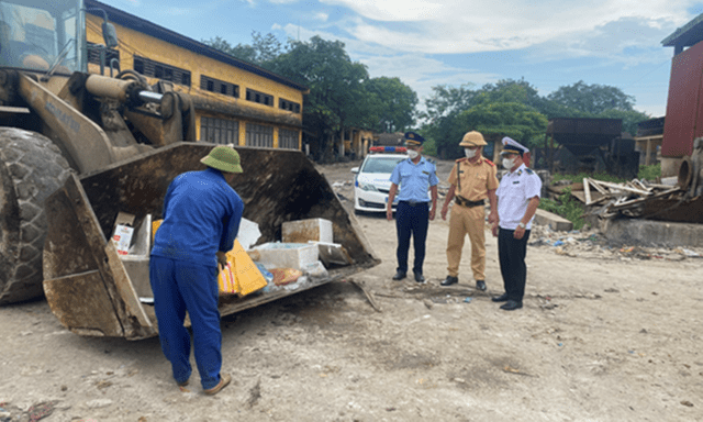 Thu giữ, buộc tiêu hủy 250 kg nội tạng động vật không đảm bảo an toàn thực phẩm