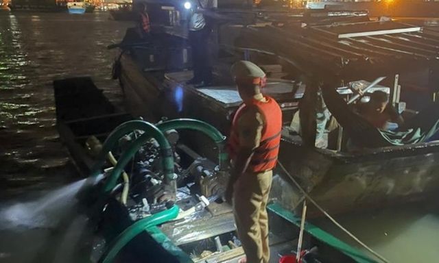 Bị truy đuổi, 5 đối tượng hút cát lậu nhảy xuống sông tẩu thoát