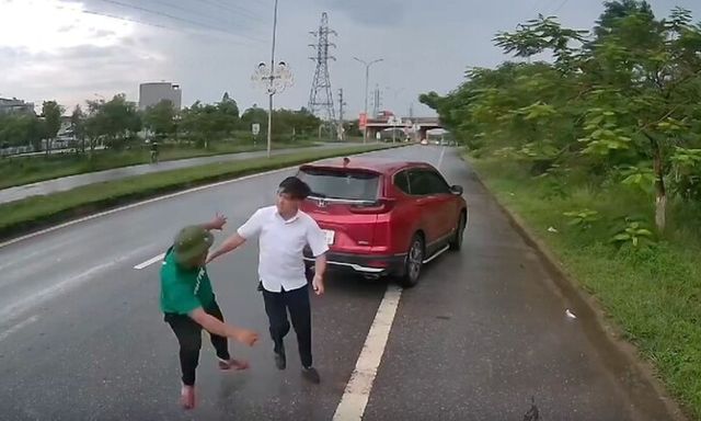 Công an xác minh vụ xe ô tô Honda CRV đánh võng, gây xích mích trên đường