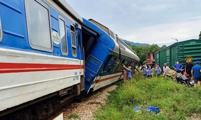 Tàu SE11 trật bánh, đường sắt Bắc - Nam tê liệt tạm thời