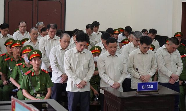 Làm giả giấy tờ mua bán xe, 24 bị cáo lĩnh án tù