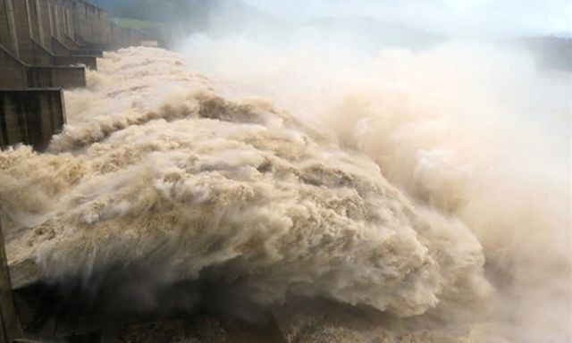 Hồ thủy điện Tuyên Quang, Thác Bà mở 8 cửa xả lũ