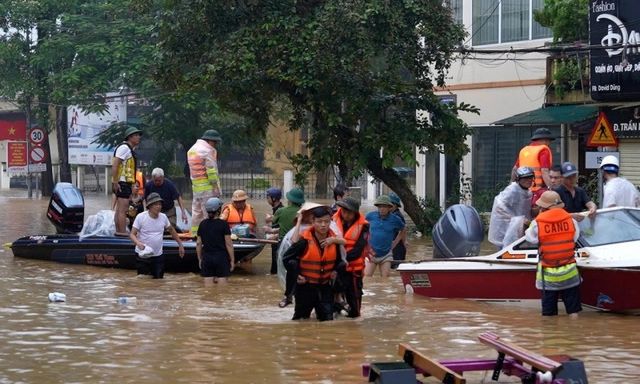 Thương tâm: Trung tá công an đi chống lũ chết lặng khi nghe tin mẹ và em trai thiệt mạng do sạt lở