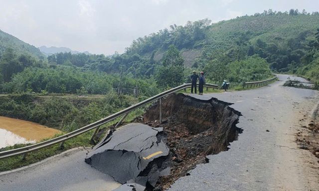 Sạt lở nghiêm trọng trên đường Hồ Chí Minh, phương tiện lưu thông thế nào?