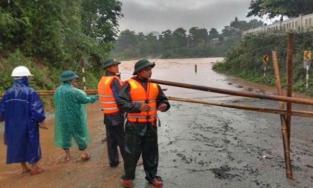 Bão số 4 đổ bộ, nhiều trường ở Quảng Trị cho học sinh nghỉ học 