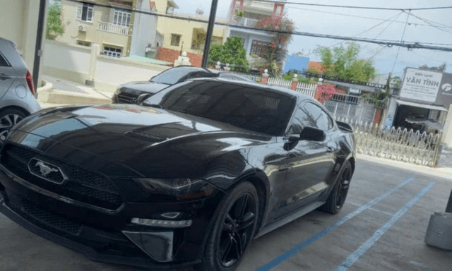 Tạm giữ một xe Ford Mustang khi đang trên đường vận chuyển về Hà Nội