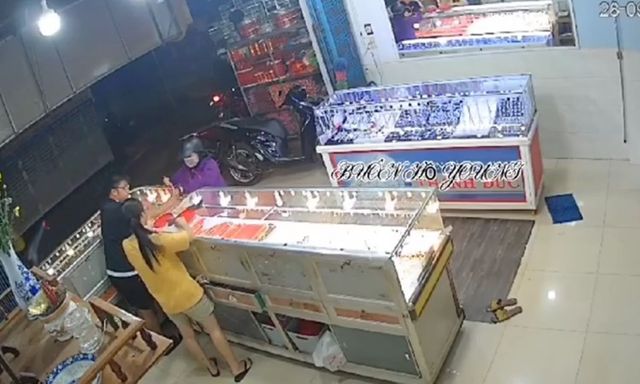 Clip: Người phụ nữ bịt kín mặt giả vờ hỏi mua vàng rồi cướp 5 chỉ vàng tẩu thoát