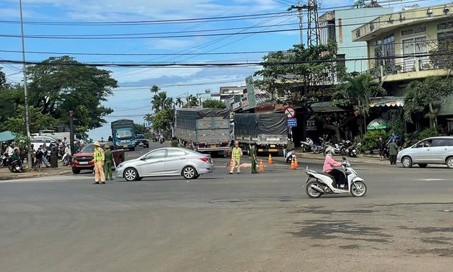 Tin tức tai nạn giao thông mới nhất ngày 13/10: Đi bộ qua đường bị xe tải tông tử vong